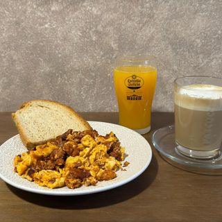Desayuno Rayo Gastro De Bebida Con Huevos Revueltos