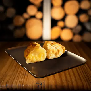 EMPANADA DE QUESO DE CABRA, CEBOLLA CARAMELIZADA Y MOZARELLA
