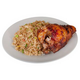 Pollo entero al carbón con arroz chaufa o anticucho