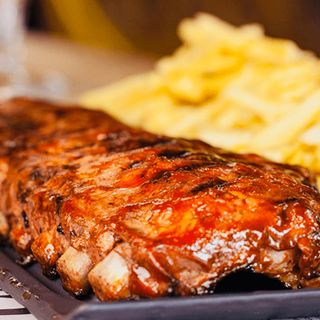 Costilla De Cerdo A La Barbacoa con patatas fritas