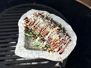 Салат з тунцем, міксом салату, авокадо заправлений соусом унагі та горіхами кеш’ю (350g)