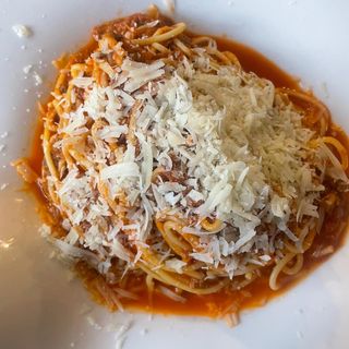 Spaghetti bolognese z parmezanem