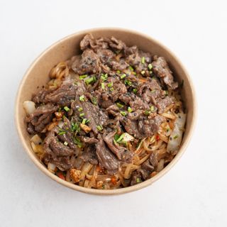 Wołowina smażona z makaronem ryżowym