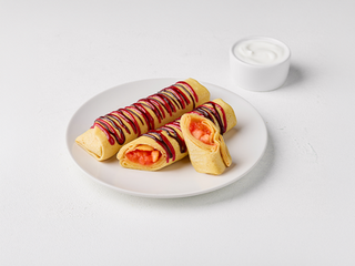 Налисники з персиком, яблуком та полуницею