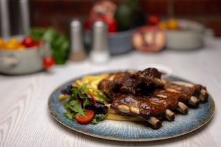 Coasta barbeque cu garnitura la alegere