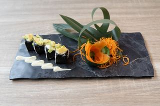 Hosomaki con salmone e avocado - 4 pezzi