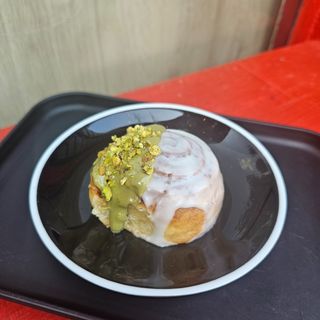 Cinnamon Roll Pistacho