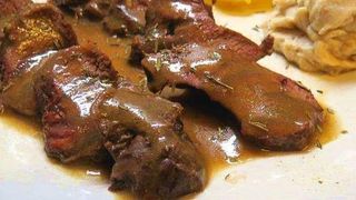 Rabo de toro en salsa con guarnición.