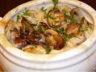 პილმენი ქოთანში ნაღებით და სოკოთი