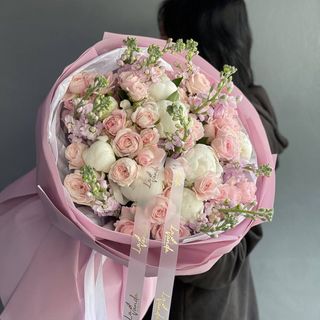 Букет з півоніями, матіолой та трояндой