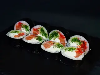 Futomaki z łososiem i wodorostami wakame (8szt) (280g)