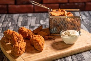 OFERTA Aripioare Crispy de pui picante + Cartofi prajiti + doza de pepsi + sos de maioneza