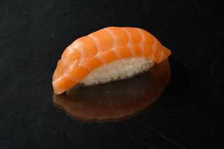 Нигири Сьомга саке (2бр)