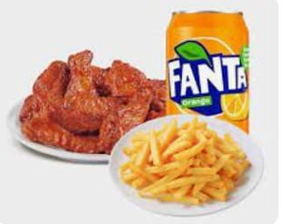 Alitas De Pollo Patatas Y Refresco