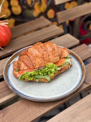 Круасан з малосольним лососем (190г)