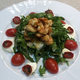 Салат с тигровыми креветками и рукколой