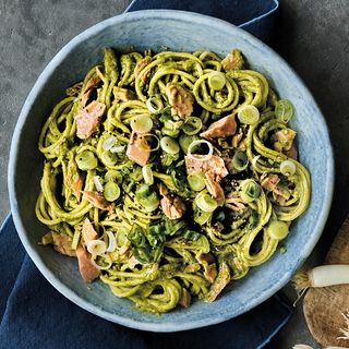 Spaghetti al limone con filetti di tonno, pesto e cipollotto fresco