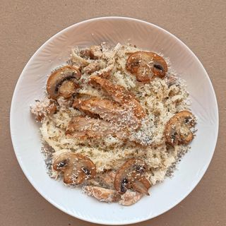 Паста куркою та грибами у вершковому соусі