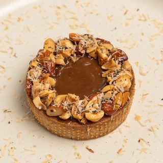 Тарт Карамельний з грушею, фундуком та мигдалем (110г)