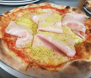 9. Pizza bianca mortadella e provolone