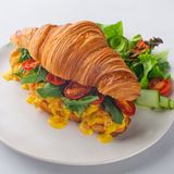 Круассан с филе цыплёнка