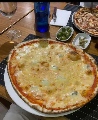 Pizza 4 Quesos (33 Cm.)