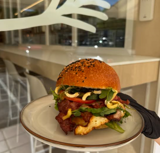 Brioche con bacon y huevos