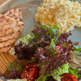 სკრემბლი ტოსტით და სეზონური სალათით