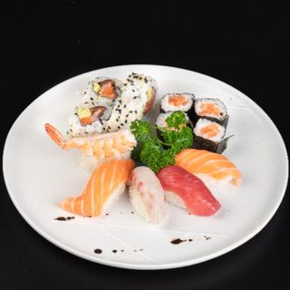 151. Sushi misto medio 13 pezzi