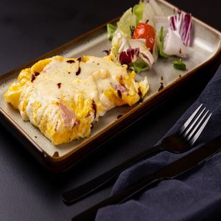 Omletă cu șuncă și cașcaval