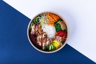 Poke bowl z kurczakiem i ryżem
