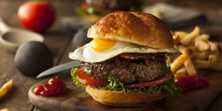 бургер с яйцом