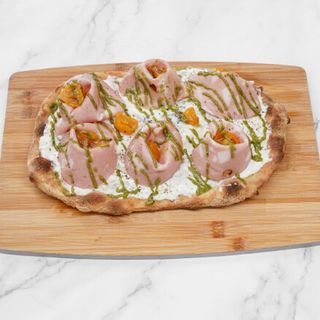 MORTADELLA,PESTO DE PISTACHO,TOMATE AMARILLO,STRACCIATELLA,ALMENDRA MARCONA