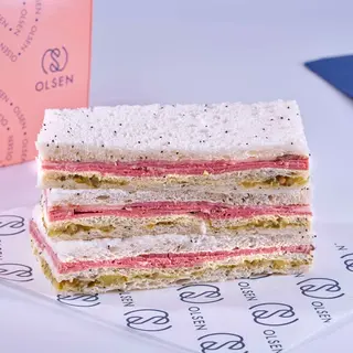 Pastrami a la mostaza y pepinillos