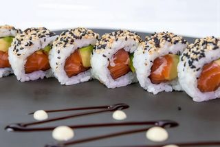 Urakamaki De Salmón Roll