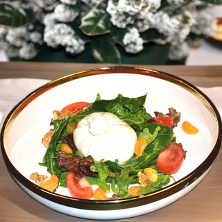 Салат с бурратой