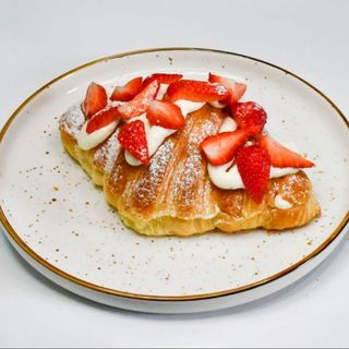 Круассан с клубникой 