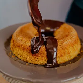BOLO DE CENOURA COM  CHOCOLATE M 