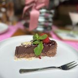 Шоколадов тарт с малини и лешници