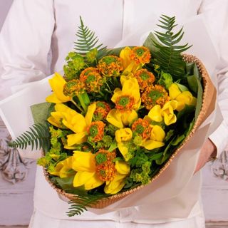 Buchet cu ranunculus si lalele galbene
