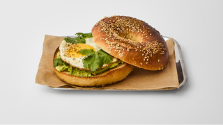 Bajgiel z awokado i jajkiem sadzonym