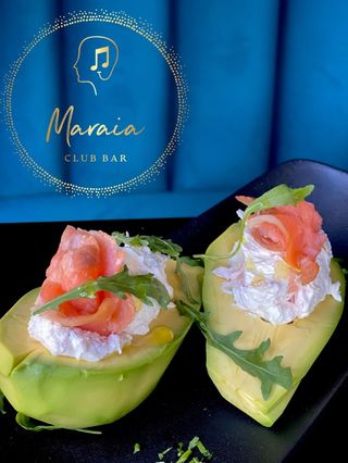 Пълнено авокадо с мус сирена и лакса (250г)