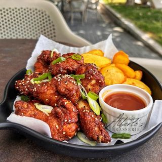 Aripioare asiatice cu sweet chili si cartofi prajiti 500g