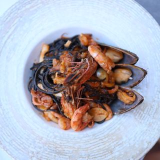 Spaghetti nero con frutti di mare 