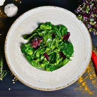 Salată verde cu broccoli
