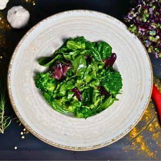 Salată verde cu broccoli