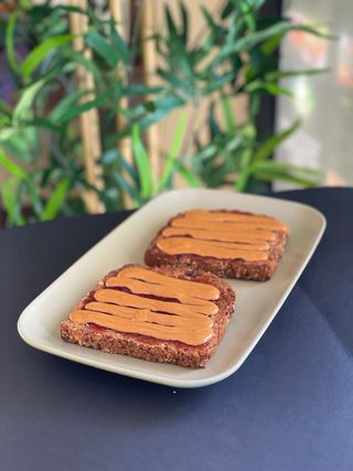 Torrada com Manteiga de Amendoim E Doce