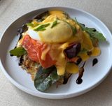 Деруни з фореллюі яйцем Бенедикт під соусом Голандез, 450г