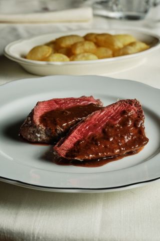 Solomillo a la sal en jugo Perigord y patatas soufflé para 2 personas