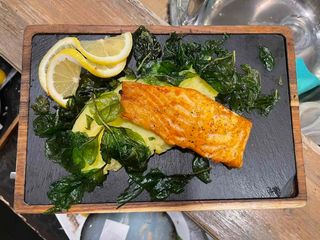 Филе от сьомга с картофено пюре и чипс от спанак